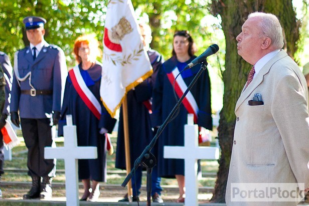 Kilkaset osób na cmentarzu garnizonowym - Zdjęcie główne