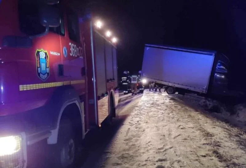 Paraliż komunikacyjny miasta. Kilkanaście kolizji, autobusy z gigantycznym opóźnieniem, niektóre w ogóle nie wyjechały - Zdjęcie główne