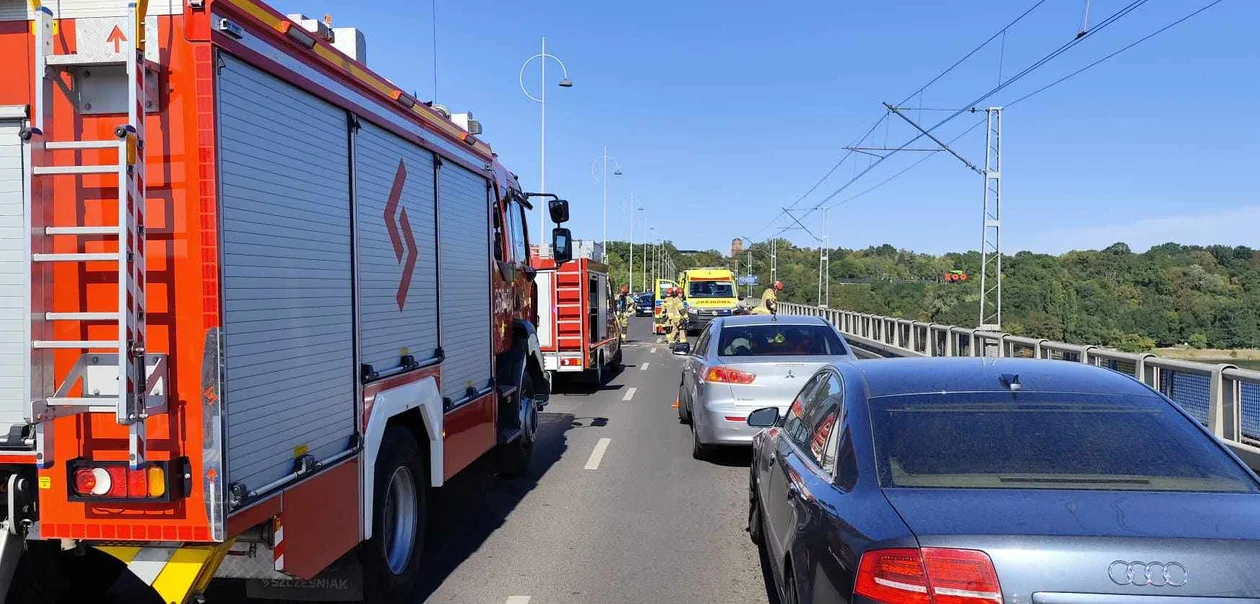 Uwaga kierowcy! Niebezpieczne zderzenie na moście w Płocku. Poważne utrudnienia w ruchu - Zdjęcie główne