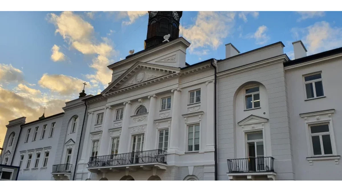 Wolne etaty w urzędach miast i gmin. Oto, ile można zarobić