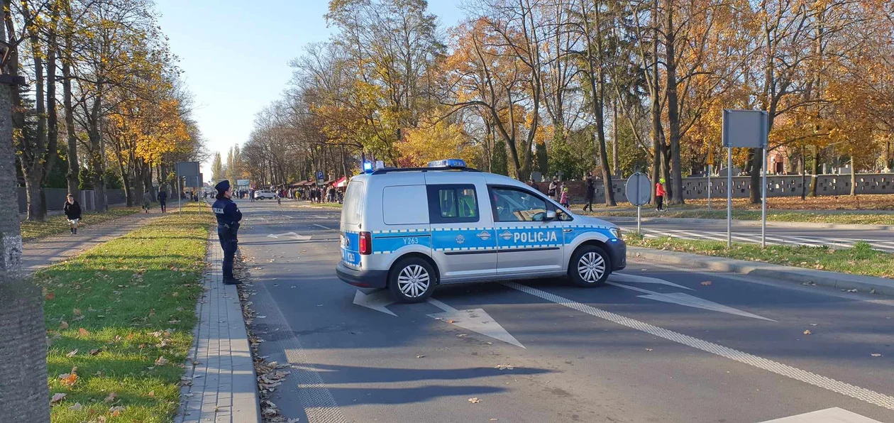 Zamknięte ulice, dodatkowe parkingi. Kierowcy, sprawdźcie jak poruszać się przy płockich cmentarzach! - Zdjęcie główne