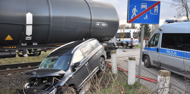 Wypadek na przejeździe kolejowym. Ruch kolejowy wstrzymany [FOTO] - Zdjęcie główne