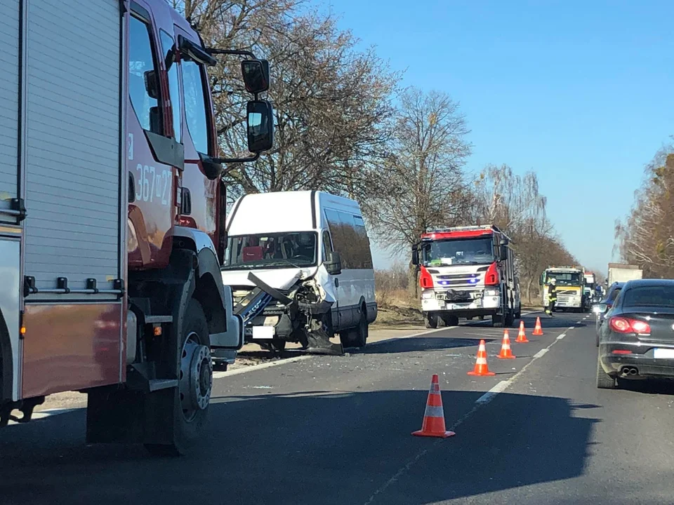 Zdarzenie za Płockiem. Bus wjechał w osobówkę, jedna osoba trafiła do szpitala [ZDJĘCIA] - Zdjęcie główne