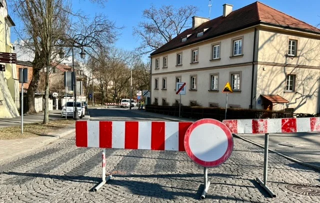 Uwaga, zamykają ul. Mostową. Zaczyna się proces rozdziału kanalizacji w rejonie starówki - Zdjęcie główne