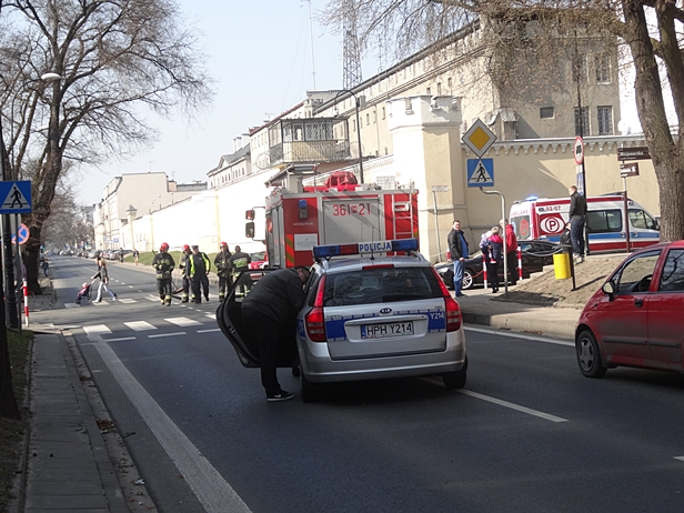 Dwa auta zderzyły się przy więzieniu [FOTO] - Zdjęcie główne