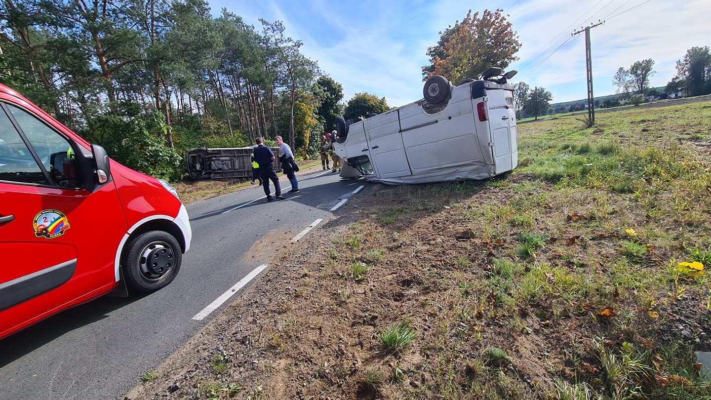 Zdarzenie za Płockiem. Dachował bus - Zdjęcie główne