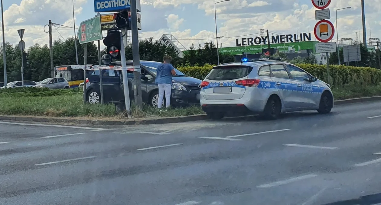 Zderzenie na rondzie "dzwon". 65-latka wjechała w auto i uszkodziła sygnalizator - Zdjęcie główne