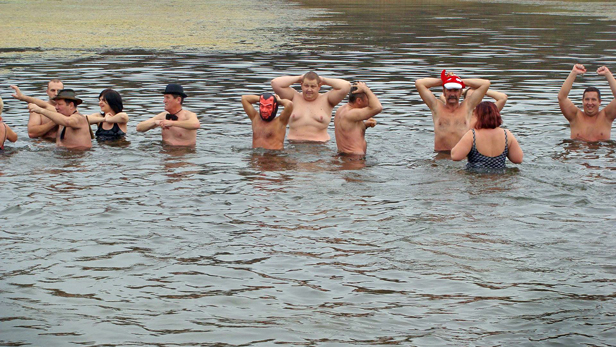 Zimno, szaroburo, a oni do wody! [FOTO] - Zdjęcie główne