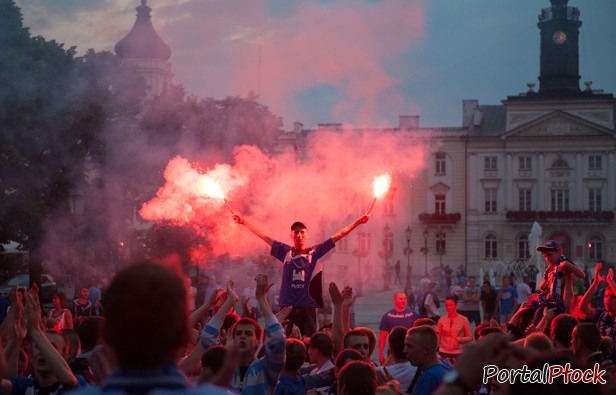 Wszyscy przed ratusz! Piłkarze zapraszają - Zdjęcie główne