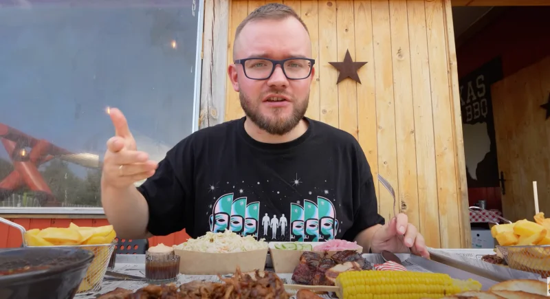 "Maciej je" pod Płockiem. Popularny Youtuber sprawdzał jakość jednej z restauracji [FILM] - Zdjęcie główne