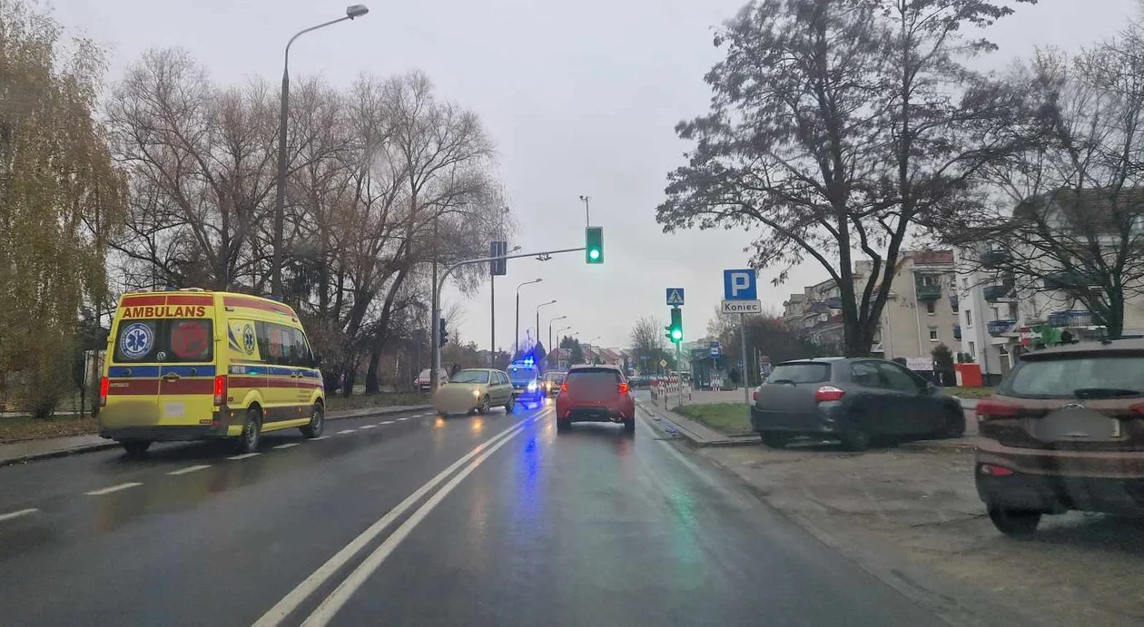 Przejechał na czerwonym i potrącił kobietę. Trafiła do szpitala - Zdjęcie główne