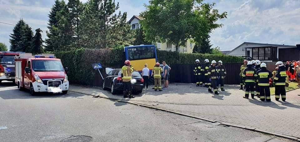 Autobus Komunikacji Miejskiej wbił się w posesję. Co najmniej 7 poszkodowanych [ZDJĘCIA] - Zdjęcie główne