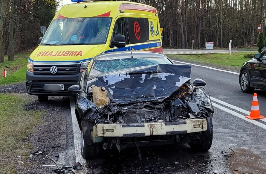 Wypadek niedaleko Płocka. Samochód wbił się w autobus [ZDJĘCIA] - Zdjęcie główne