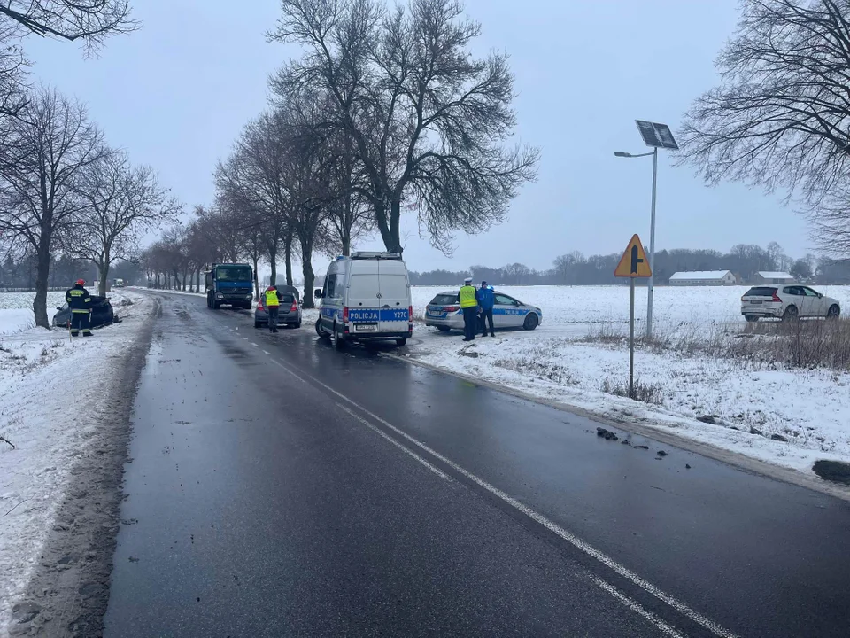 Wypadek z udziałem czterech pojazdów. Dwie osoby zostały ranne - Zdjęcie główne