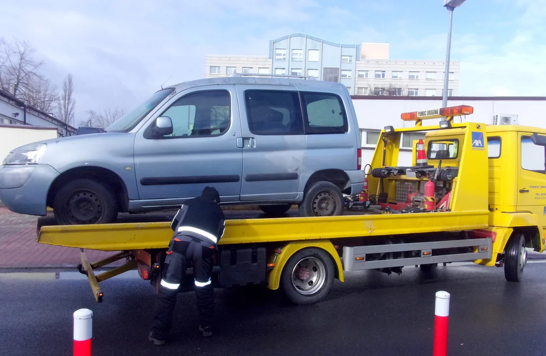 Straż sukcesywnie usuwa wraki z ulic i parkingów