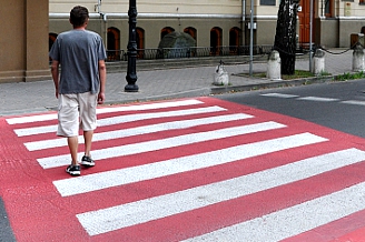 Biało-czerwona ochrona dla pieszych - Zdjęcie główne