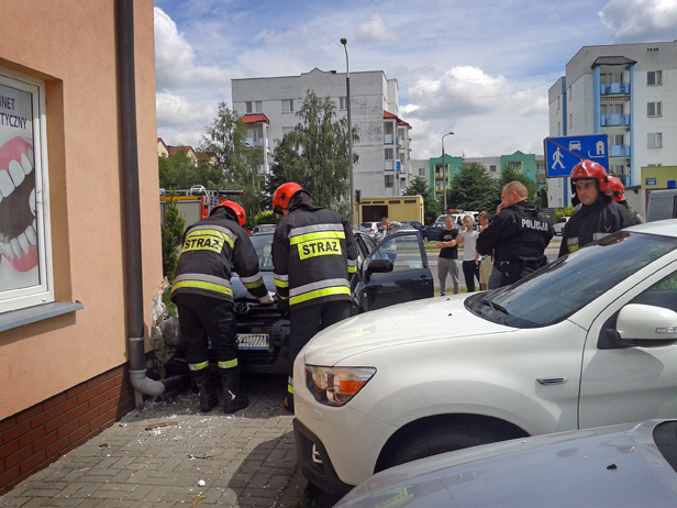 Spory huk - auto wjechało w blok [FOTO] - Zdjęcie główne