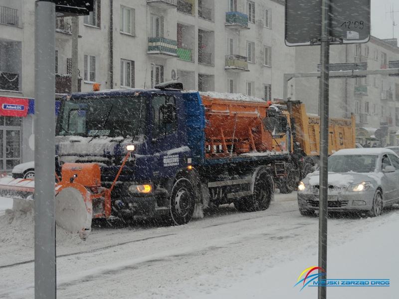 Czwartek na drogach. Pługosolarki w akcji - Zdjęcie główne