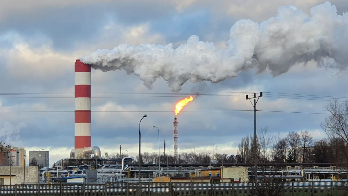 Łunę nad Płockiem widać z kilkudziesięciu kilometrów. To zaplanowane działania