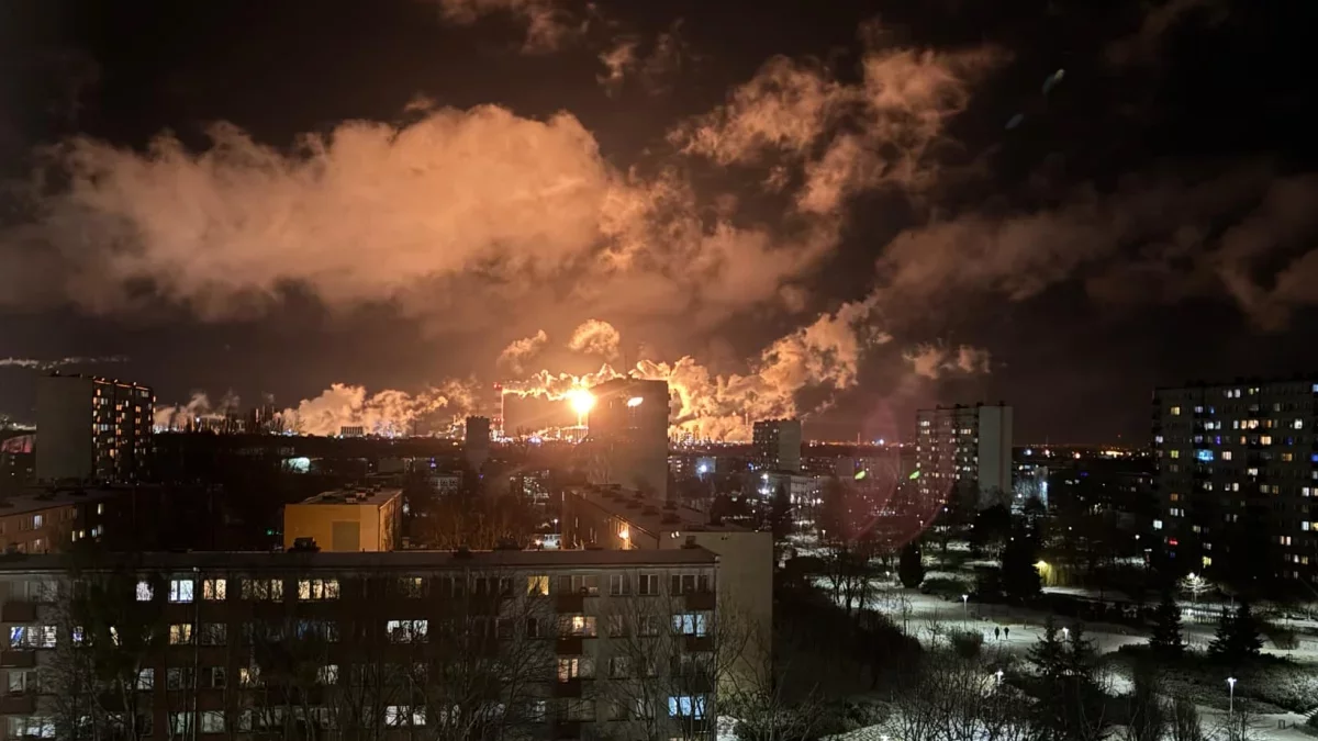 Gigantyczny płomień nad Orlenem. Koncern wydał ważny komunikat - Zdjęcie główne