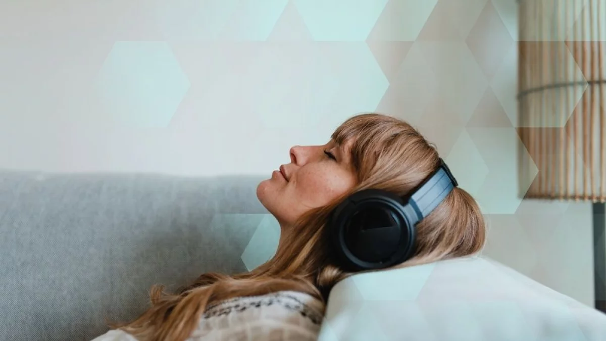 Jeszcze niedawno wybierali seriale, dziś coraz częściej sięgają po audiobooki. Skąd ten zwrot?