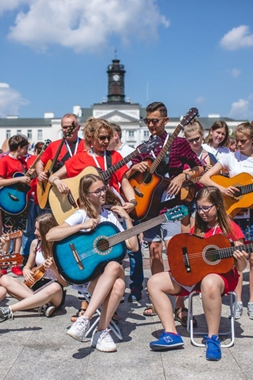 100 gitar zabrzmiało na stulecie PCK - Zdjęcie główne