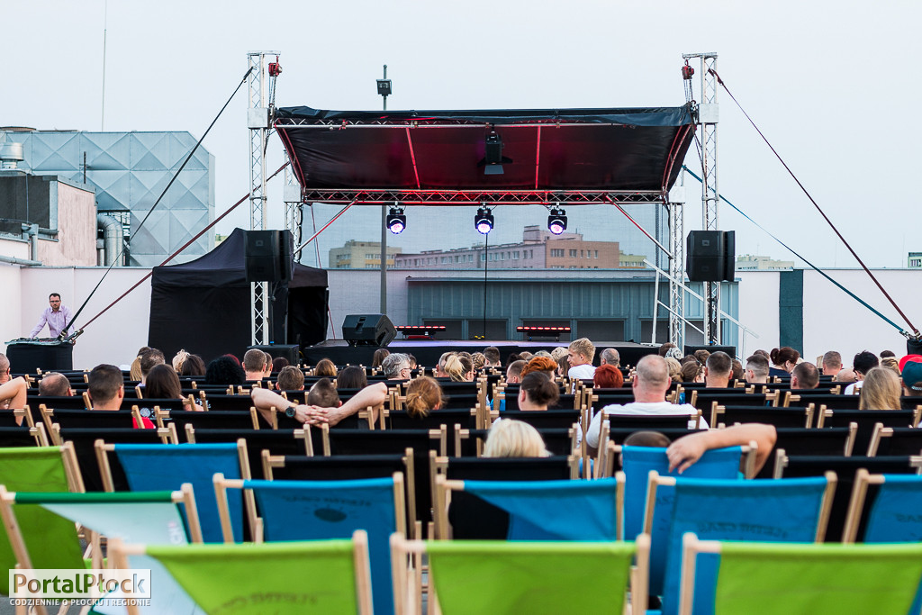 Stand-up na dachu w Atrium Mosty - Zdjęcie główne