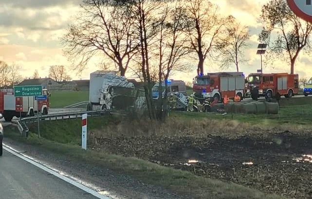 Czołowe zderzenie ciężarówki z samochodem osobowym. Są ranni, droga zablokowana [AKTUALIZACJA] - Zdjęcie główne