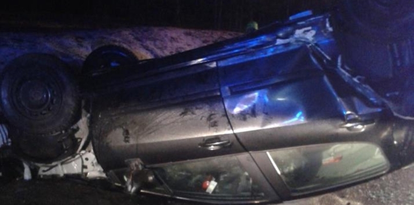 Dachowanie auta. Policja apeluje do kierowców o ostrożną jazdę - Zdjęcie główne