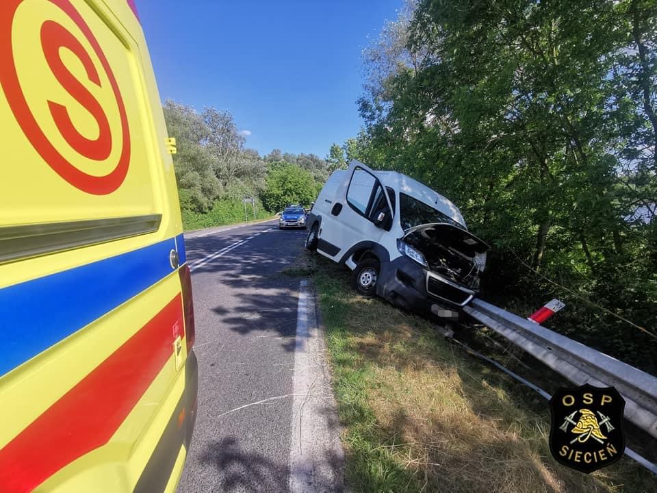 Wypadek niedaleko Płocka. Samochód dostawczy w rowie, kierowca ranny [ZDJĘCIA] - Zdjęcie główne