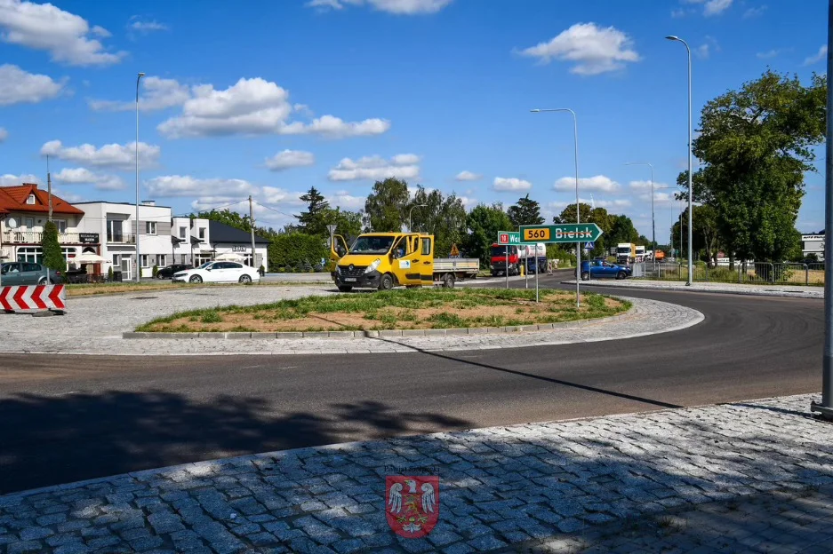 Budowali, budowali i skończyć nie mogli. Ale rondo wreszcie gotowe. "To się nadaje do filmu Barei" - Zdjęcie główne