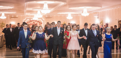 Uczniowie IV LO odtańczyli poloneza. Zobaczcie zdjęcia - Zdjęcie główne