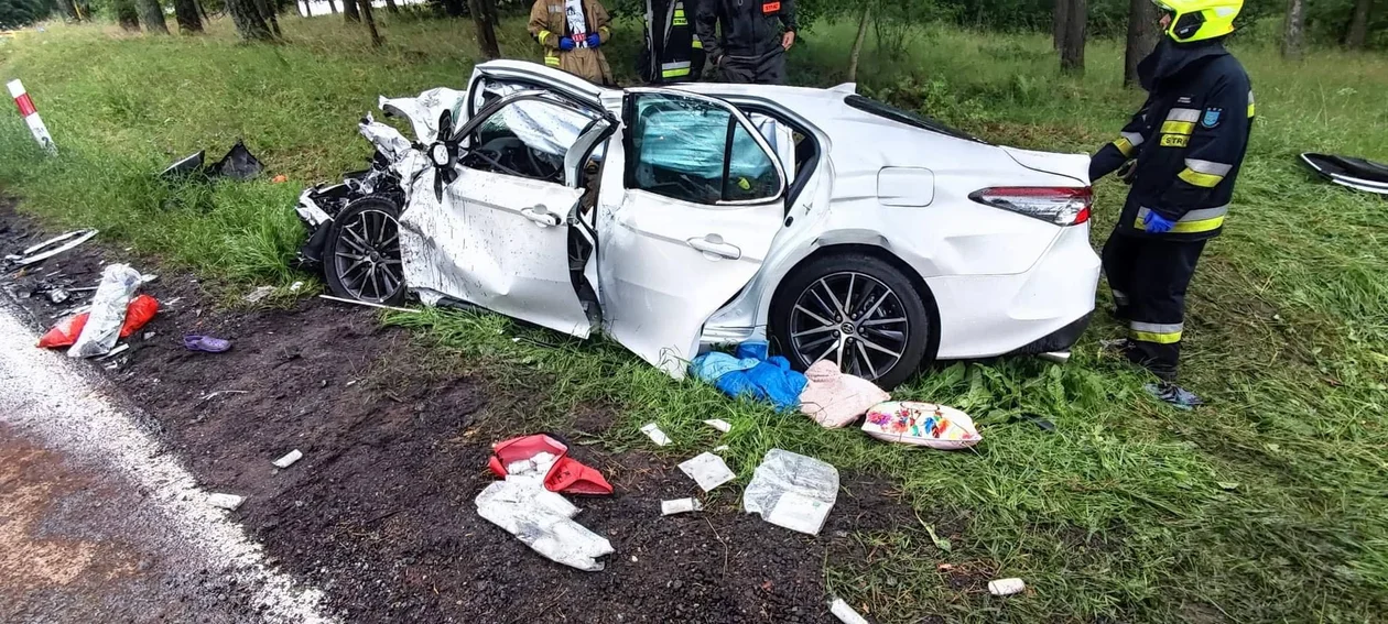 Samochód osobowy zderzył się z busem. 10 osób rannych. Pomogli strażacy z okolic Płocka [ZDJĘCIA] - Zdjęcie główne