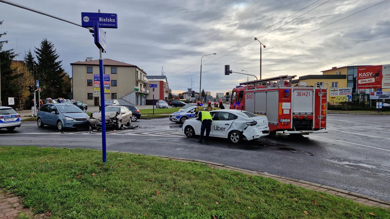 Wypadek na skrzyżowaniu Bielskiej i Chopina. Błąd kierowcy Ubera [ZDJĘCIA] - Zdjęcie główne