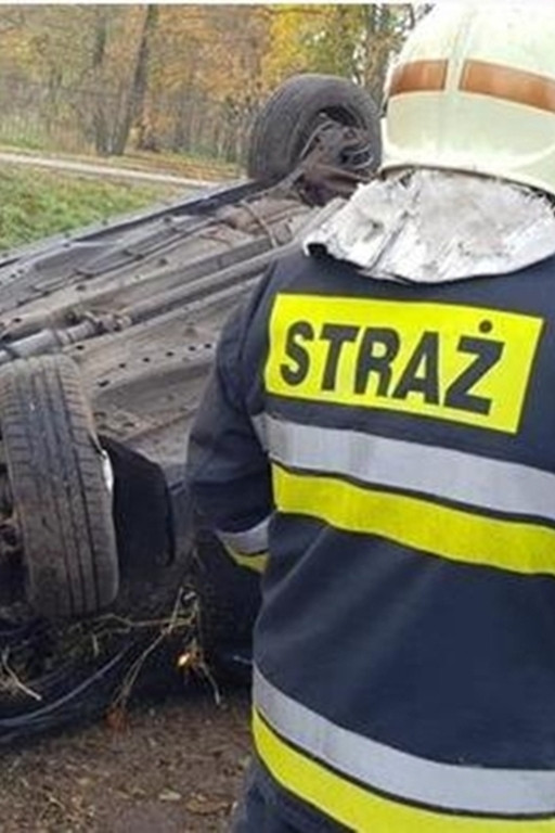 Auto wypadło z drogi i dachowało - Zdjęcie główne