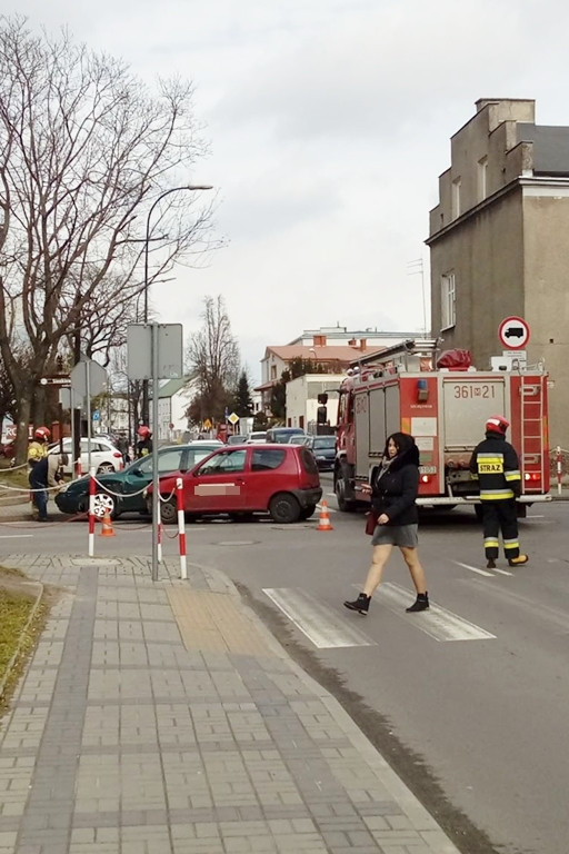 Zderzenie aut na skrzyżowaniu w centrum - Zdjęcie główne