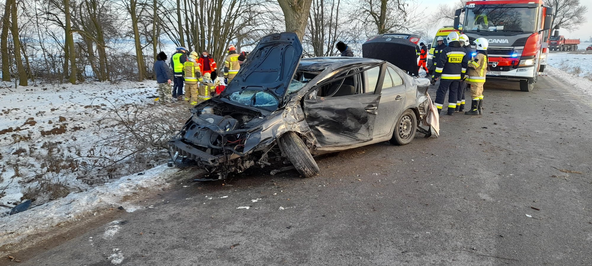 Wypadek w powiecie płockim. Samochód wypadł z drogi i uderzył w drzewo [ZDJĘCIA] - Zdjęcie główne