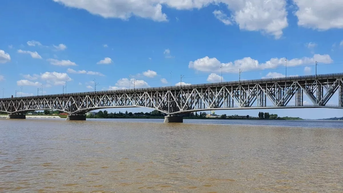 Dramatyczne chwile na moście. Mężczyzna skoczył do Wisły