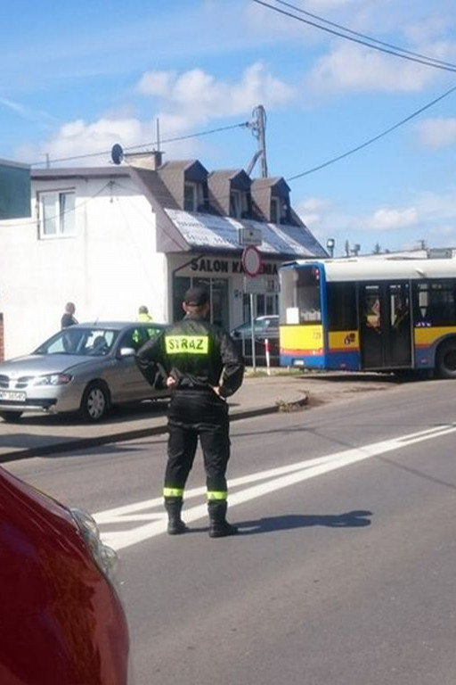 Osobówka zderzyła się z autobusem. Utrudnienia w ruchu - Zdjęcie główne