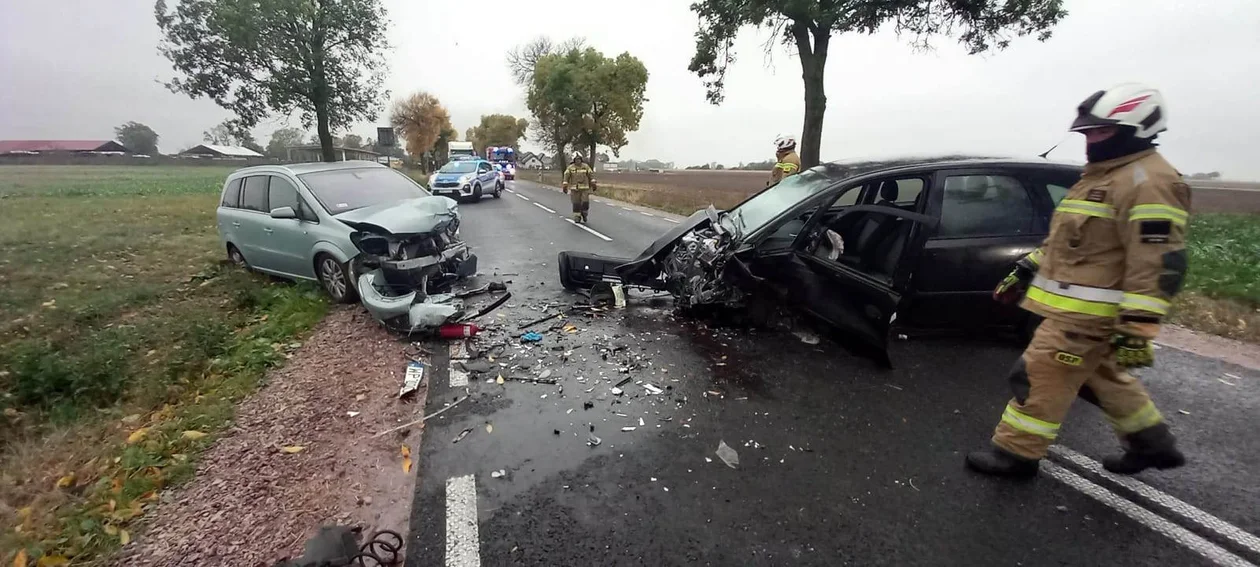 Wypadek na drodze krajowej nr 60. Zderzenie z udziałem 3 pojazdów - Zdjęcie główne