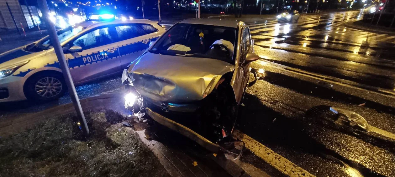 Pierwsze w tym roku zdarzenie na rondzie Wojska Polskiego. Zderzyły się 2 auta osobowe - Zdjęcie główne