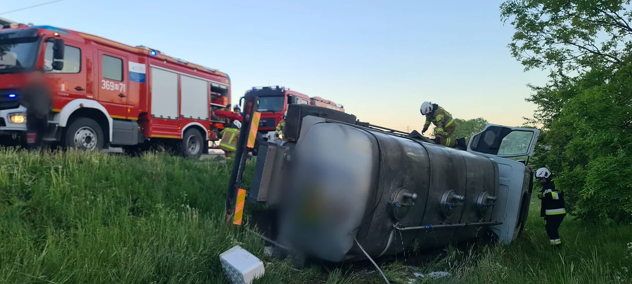 Wypadek na krajowej 10. Samochód ciężarowy wpadł do rowu - Zdjęcie główne