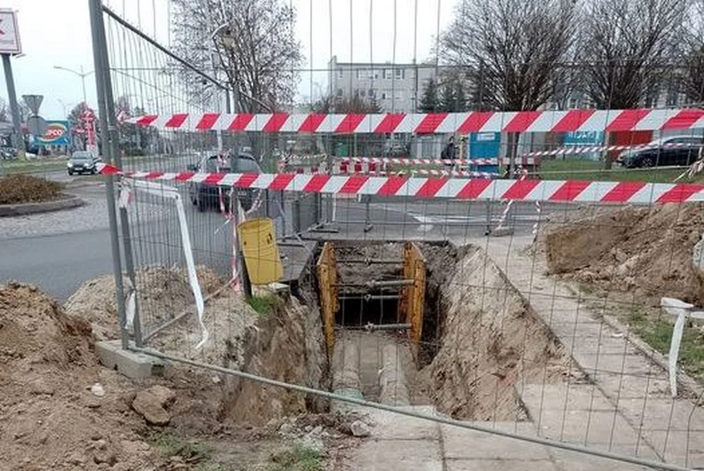 Zablokowali wjazd w ulicę w Płocku. Długo nic się nie działo, bo... rury nie dojechały - Zdjęcie główne