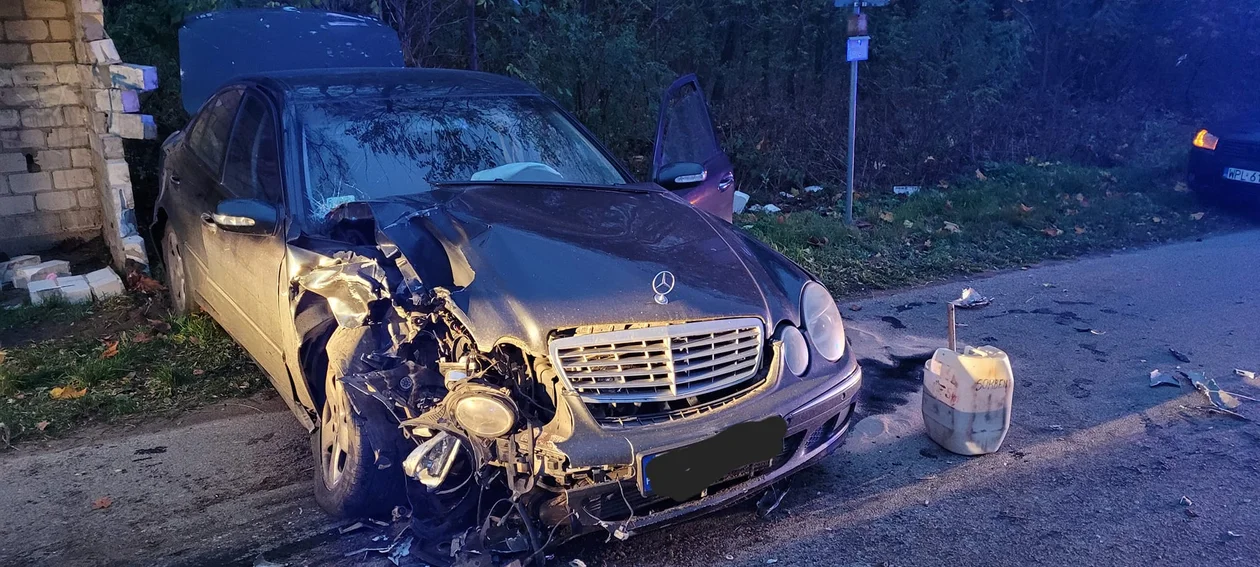 Ciągnik zderzył się z mercedesem. Kierowca traktora był kompletnie pijany [ZDJĘCIA] - Zdjęcie główne