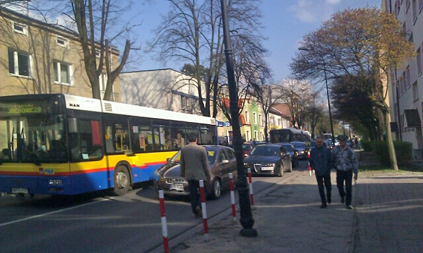 Opel uderzył w autobus. Są ranni [FOTO] - Zdjęcie główne