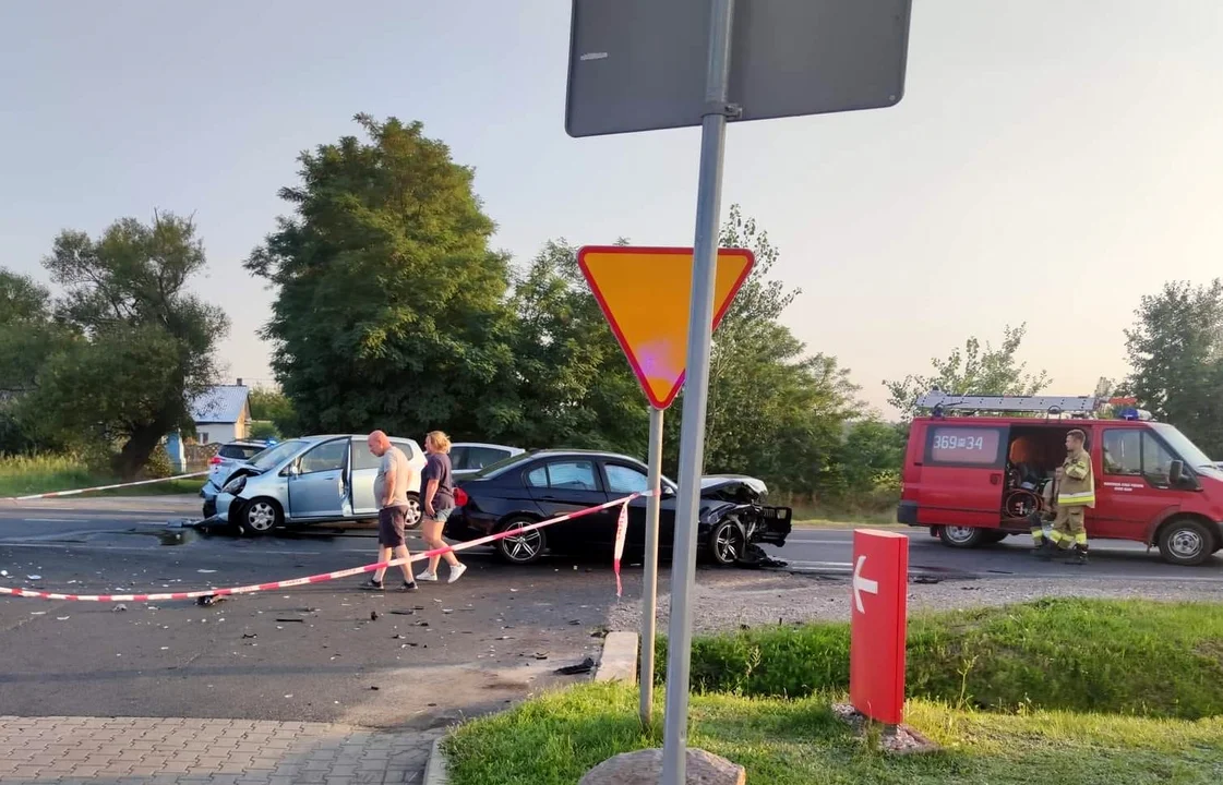 Zderzenie aut marki BMW i Honda. Dwie osoby ranne - Zdjęcie główne