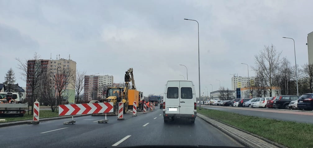 Utrudnienia na Piłsudskiego. Na miejscu ciężki sprzęt, wyłączono też pas ruchu - Zdjęcie główne