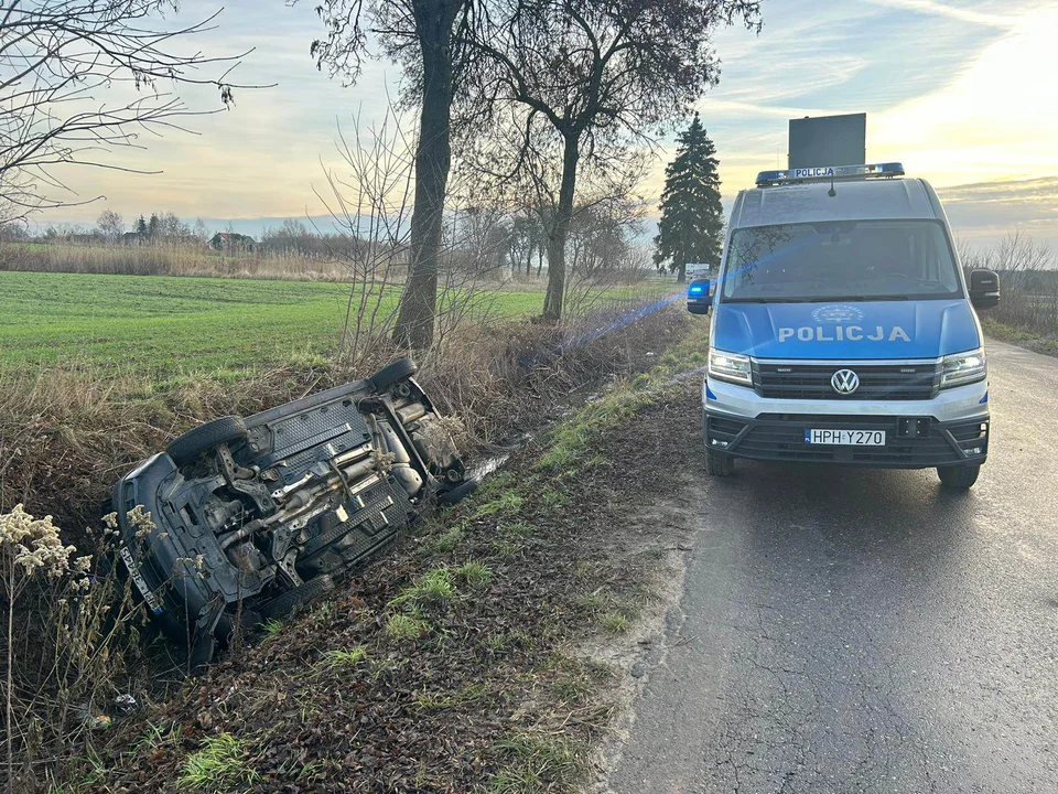 Dachowanie niedaleko Płocka. Kobieta trafiła do szpitala - Zdjęcie główne