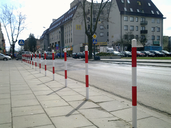 Nie ma nowych parkingów, są nowe słupki - Zdjęcie główne