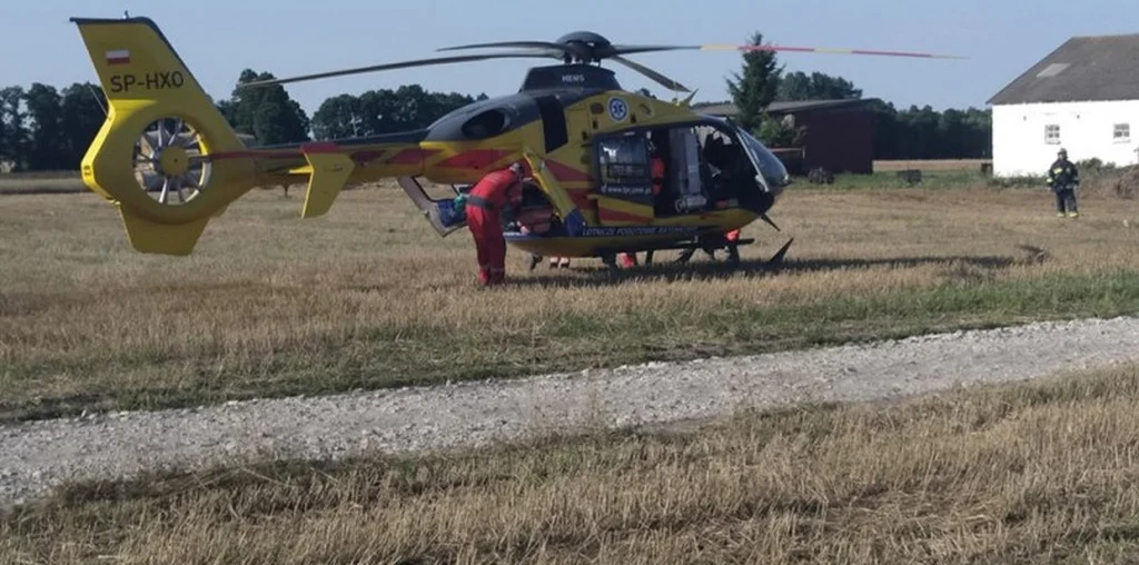 Śmigłowiec, karetka i strażacy w akcji pomocy trzyletniemu dziecku - Zdjęcie główne